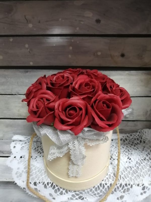 Шляпная коробка с мыльными розами