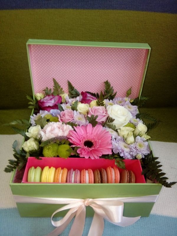 Композиция в коробке с цветами микс с печеньем Макаруны.