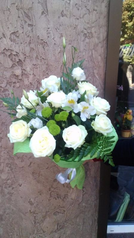 Букет из белой розы, белой эустомы и зеленых хризантем.