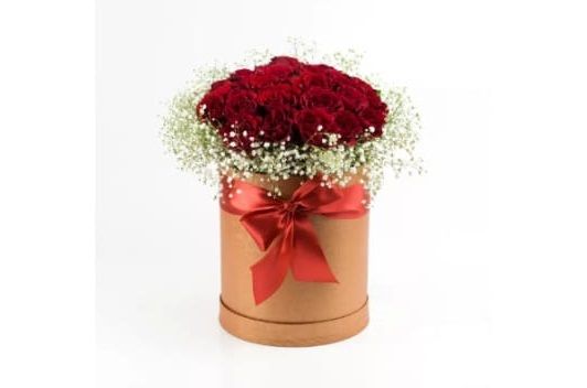Шляпная коробка из красных роз с зеленью