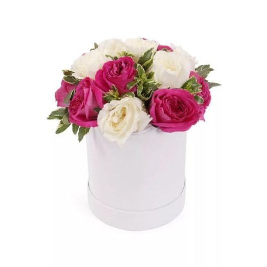 Шляпная коробка из белой и красной розы с добавлением зелени писташ