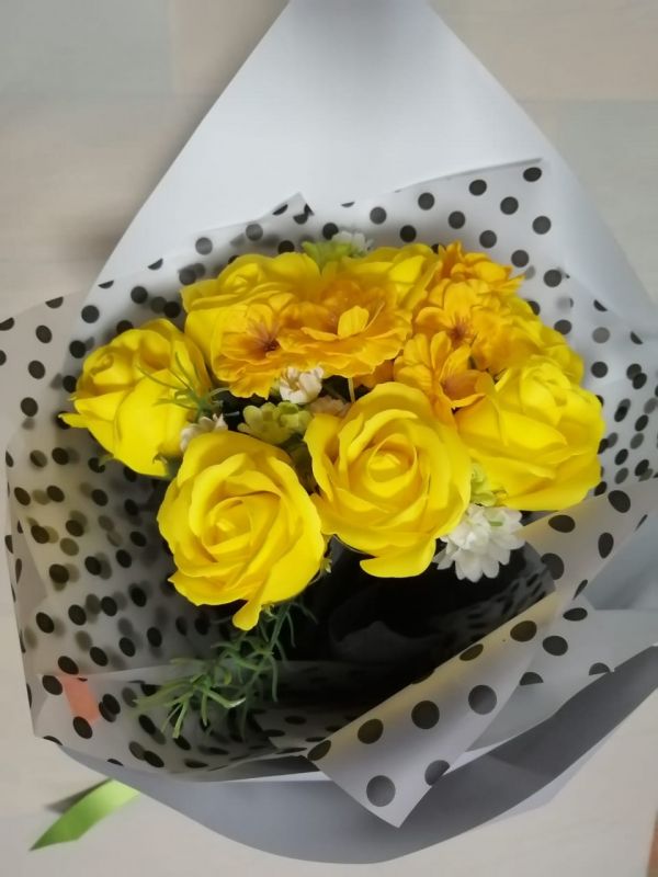 Букет с желтыми мыльными розами