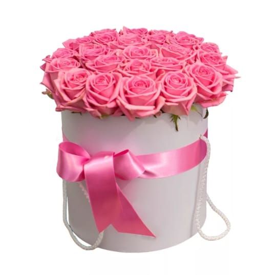 Шляпная коробка из розовых роз.
